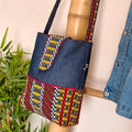 Sac bandoulière en Denim bleu foncé et tissu wax motif ethnique noir jaune rouge et blanc