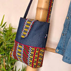 Sac bandoulière en Denim bleu foncé et tissu wax motif ethnique noir jaune rouge et blanc