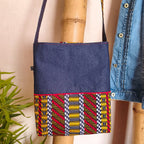 Sac bandoulière en Denim bleu foncé et tissu wax motif ethnique noir jaune rouge et blanc vu de derrière