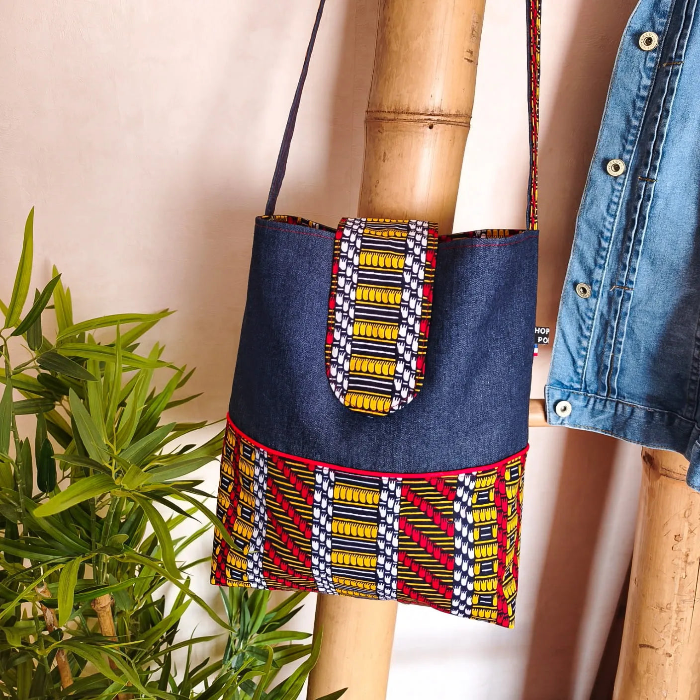 Sac bandoulière en Denim bleu foncé et tissu wax motif ethnique noir jaune rouge et blanc avec petit rabat
