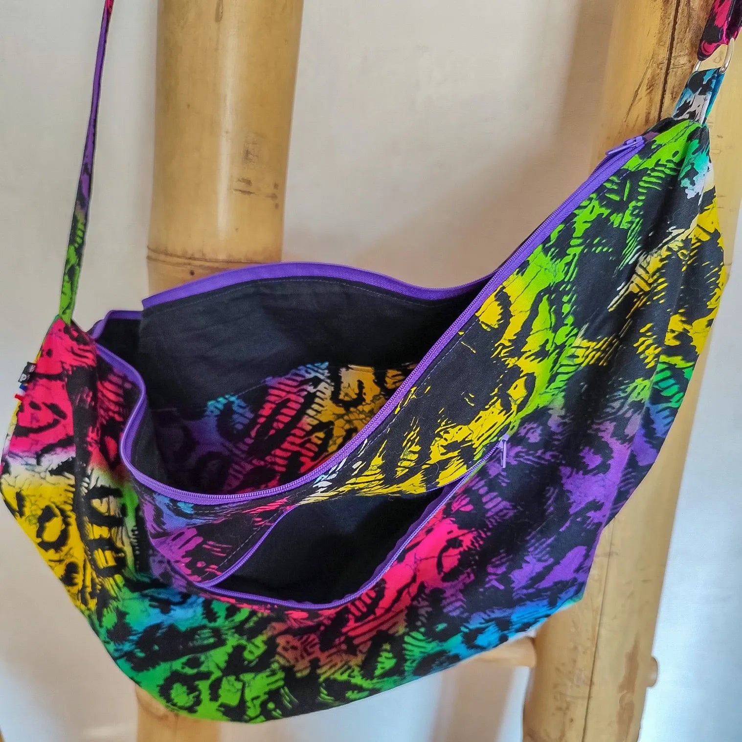 Grand Sac demi lune  en tissu Wax multicolore motif Léopard