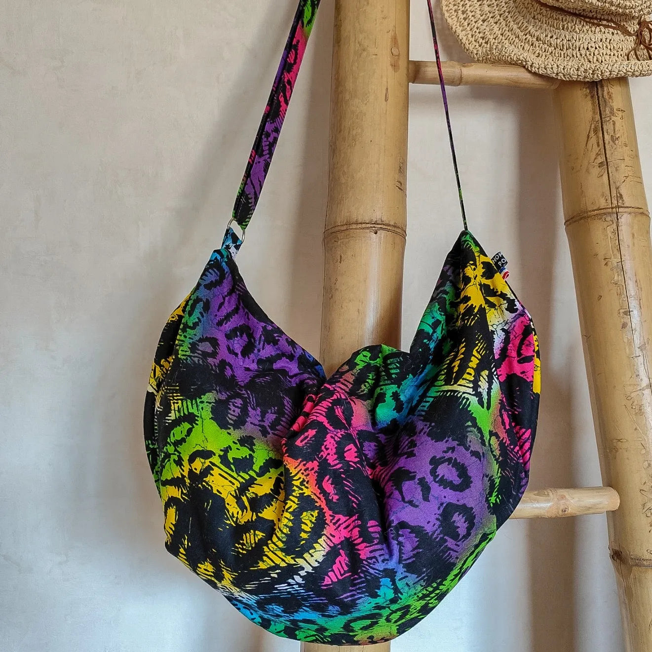 Grand Sac demi lune  en tissu Wax multicolore motif Léopard