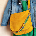 Sac besace en suédine jaune et intérieur tissu inspiration Wax vert et jaune