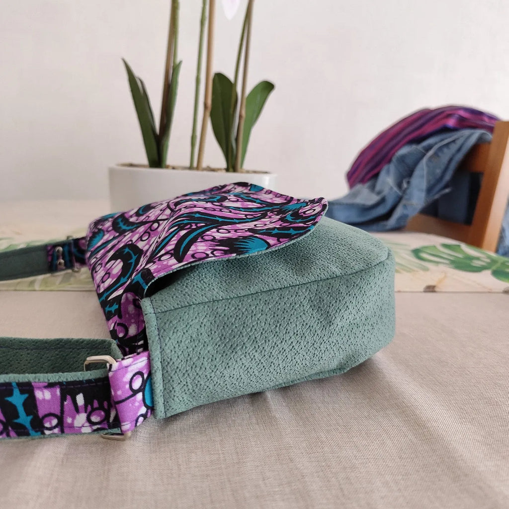 Petit sac besace vert avec tissu wax violet intérieur de côté