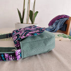 Petit sac besace vert avec tissu wax violet intérieur de côté