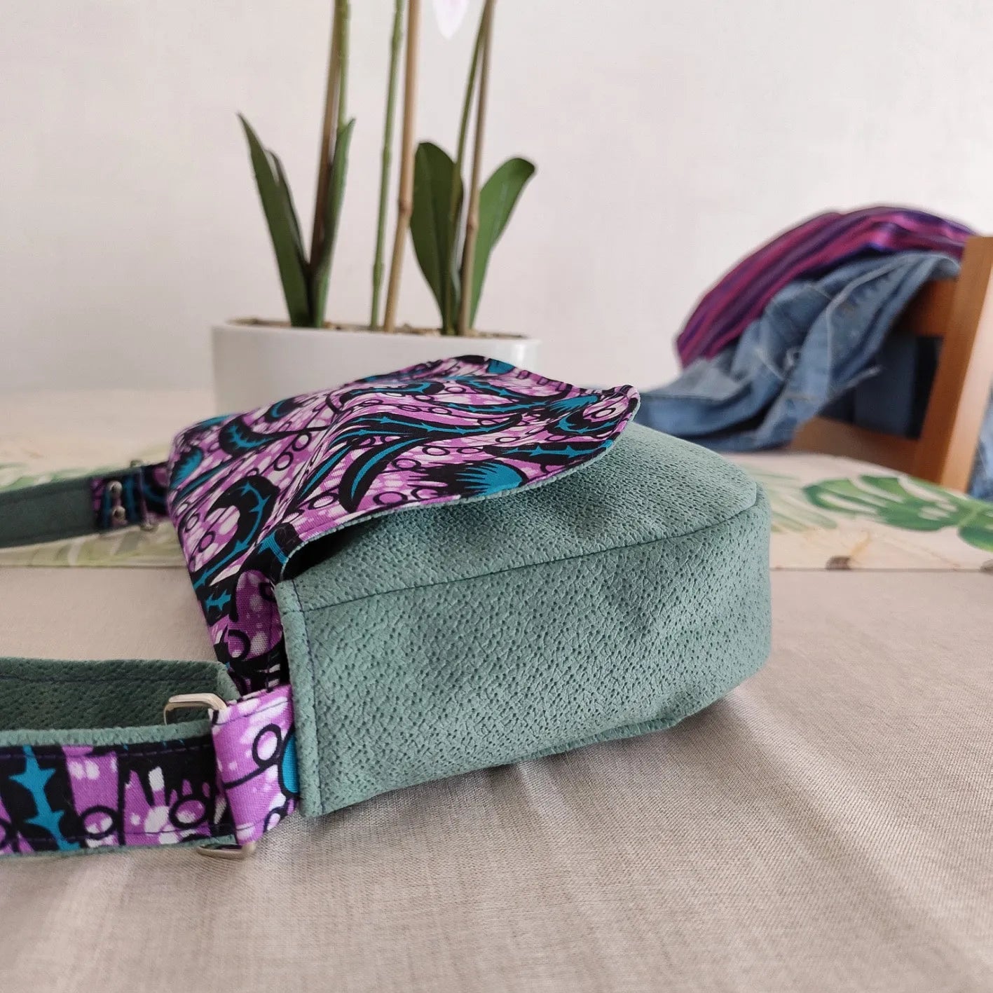 Petit sac besace vert avec tissu wax violet intérieur de côté