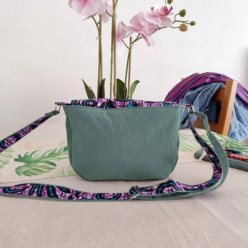 Arrière petit sac besace vert avec tissu wax violet