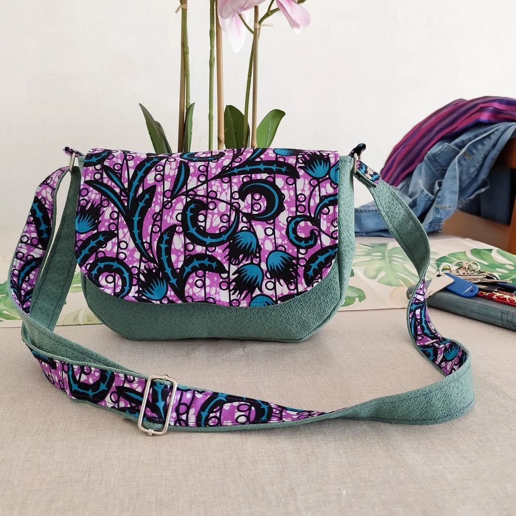 Petit sac besace vert avec tissu wax violet