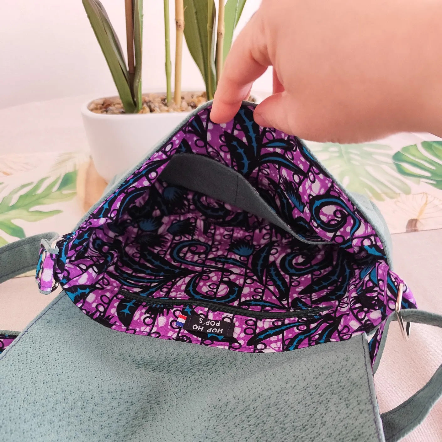 Petit sac besace vert avec tissu wax violet intérieur 1 poche zippée