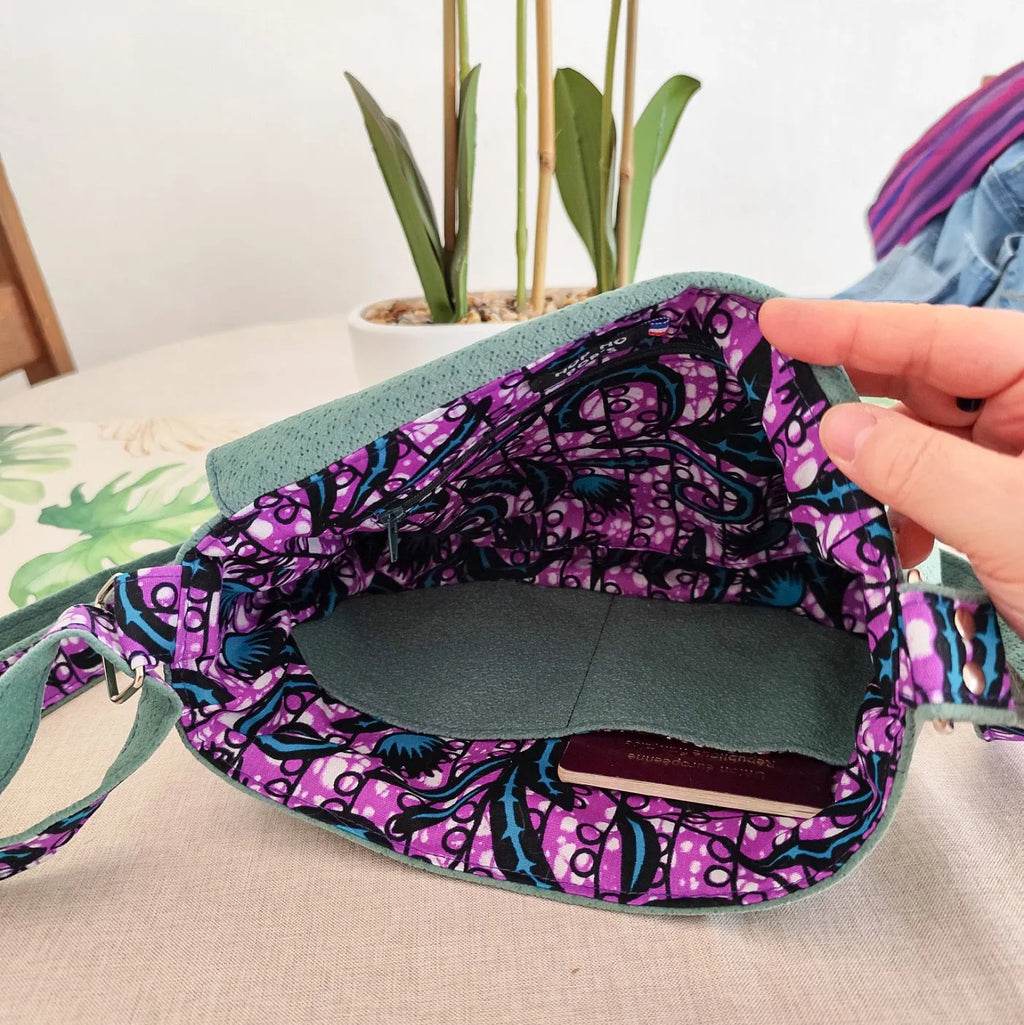 Petit sac besace vert avec tissu wax violet intérieur 2 poches plaquées