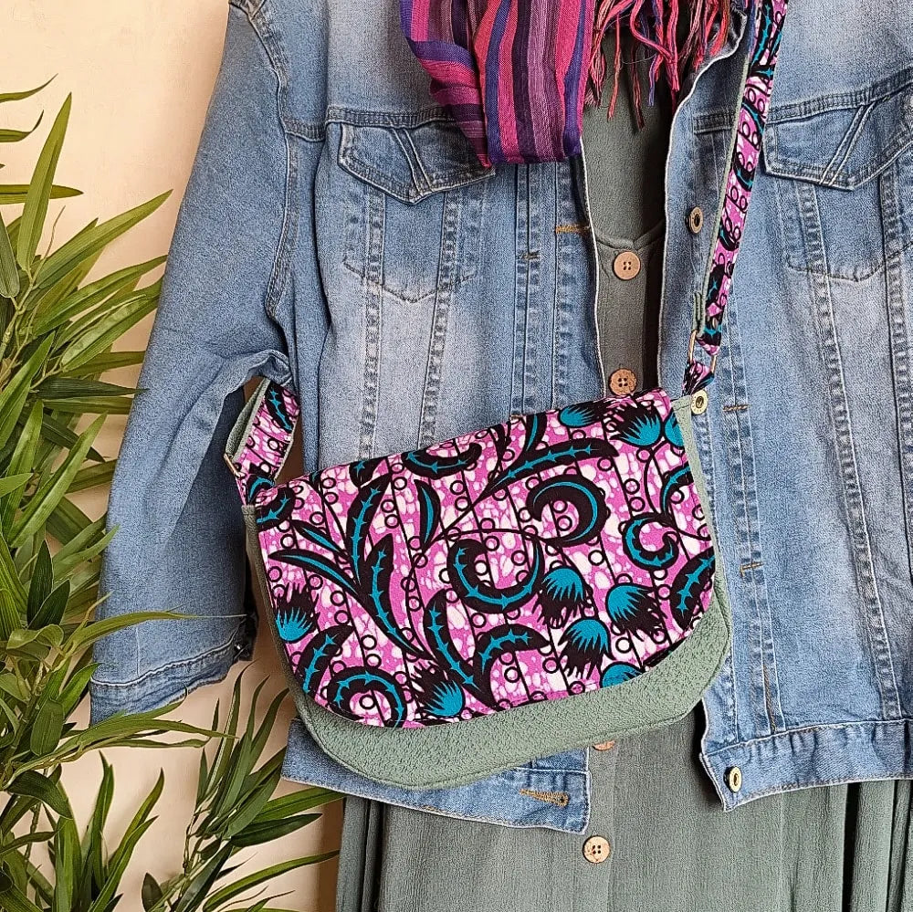 Petit sac besace vert avec tissu wax violet porté avec une veste en jean
