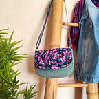 Petit sac besace vert avec tissu wax violet accroché
