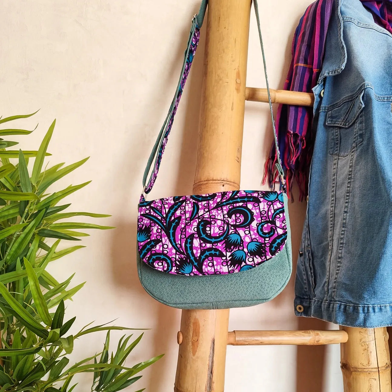 Petit sac besace vert avec tissu wax violet accroché