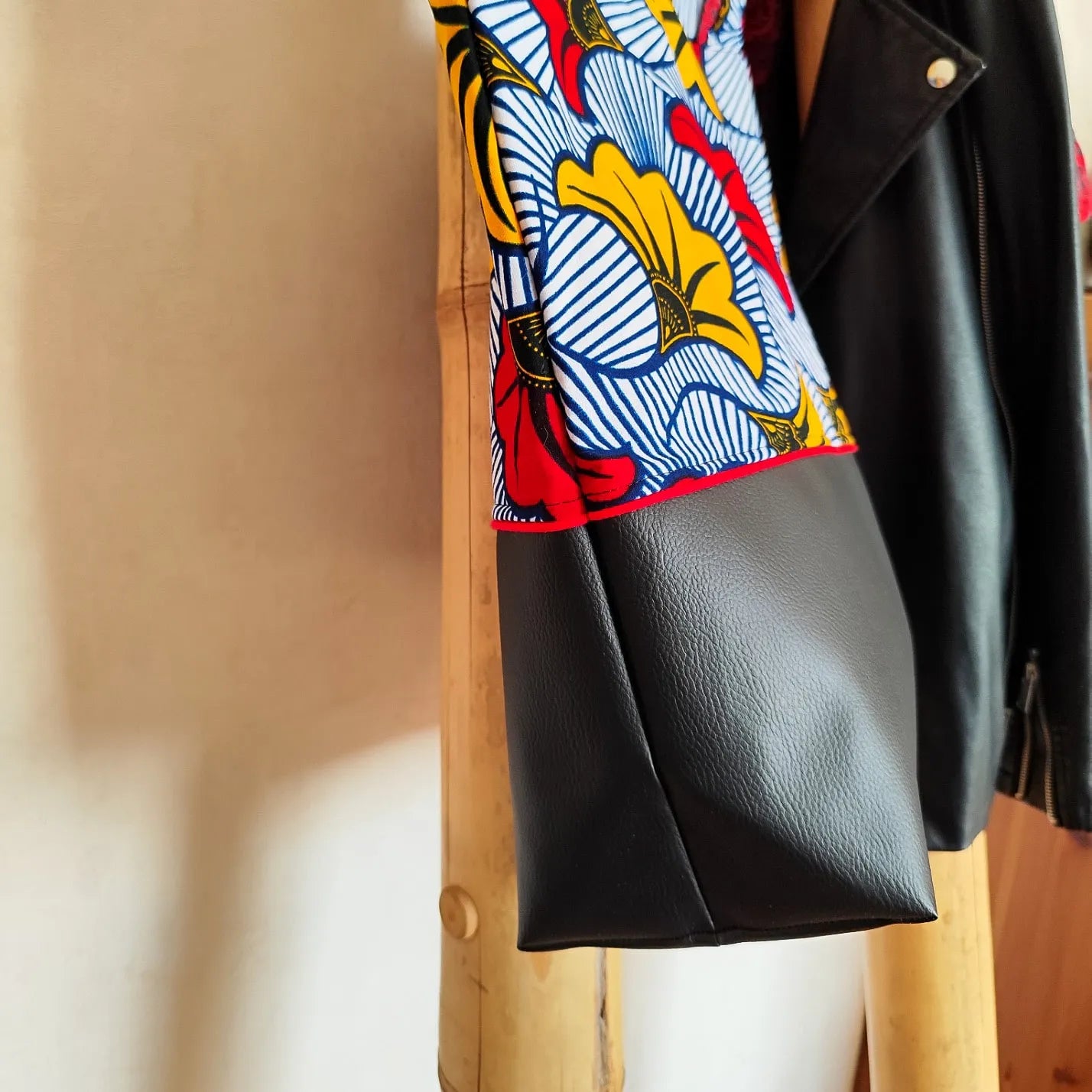 Sac Cabas simili cuir noir et tissu Wax "Fleurs de Mariage"