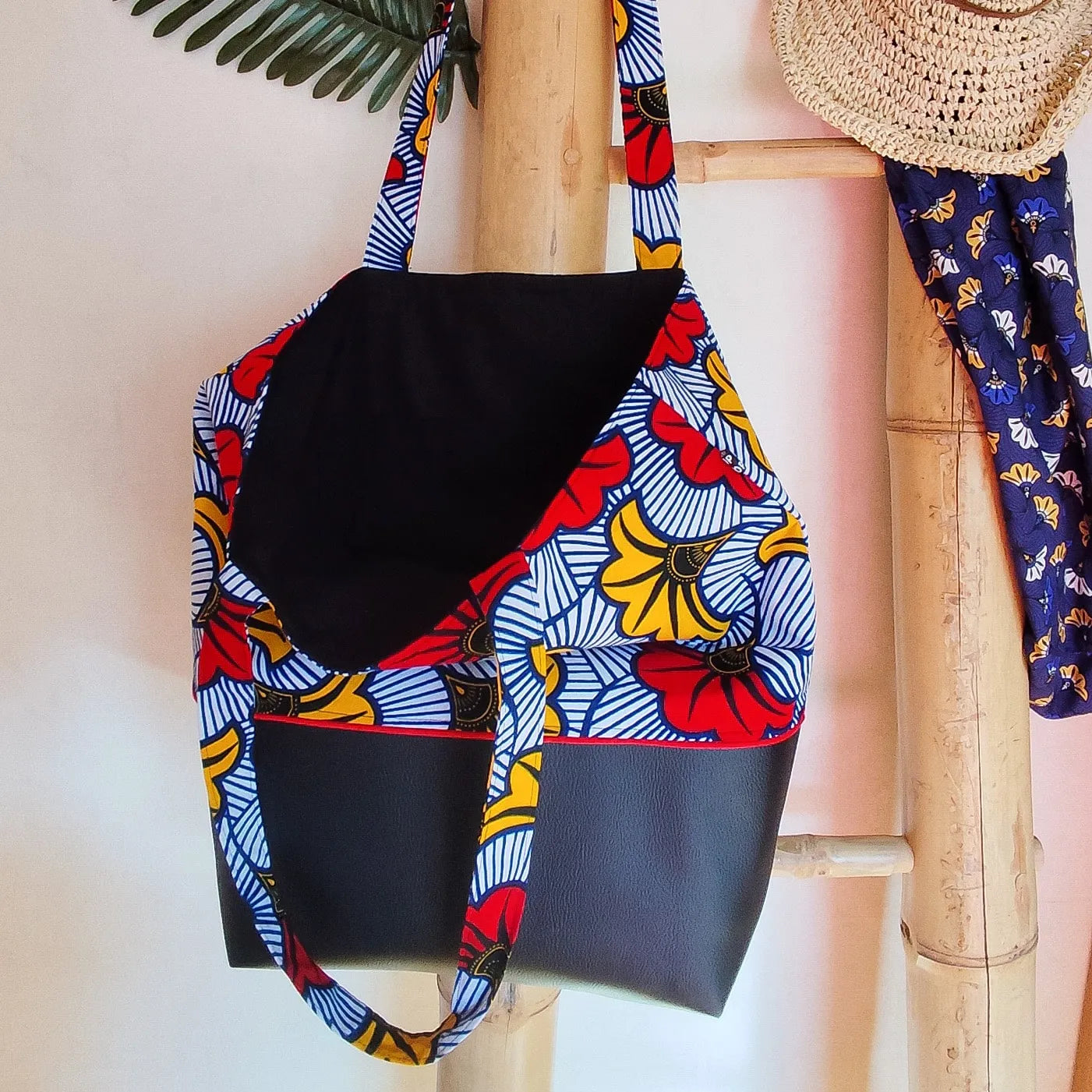 Sac Cabas simili cuir noir et tissu Wax "Fleurs de Mariage"