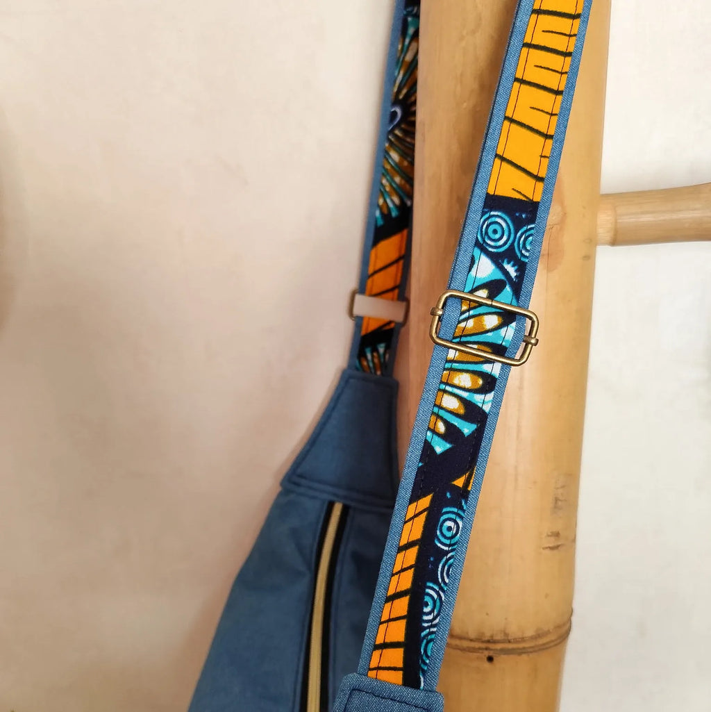 Sac demi lune en denim bleu et tissu wax motif ethnique jaune