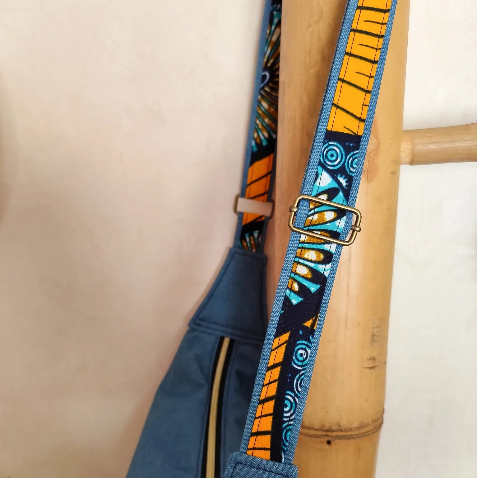 Sac demi lune en denim bleu et tissu wax motif ethnique jaune