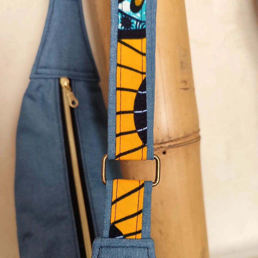 Sac demi lune en denim bleu et tissu wax motif ethnique jaune