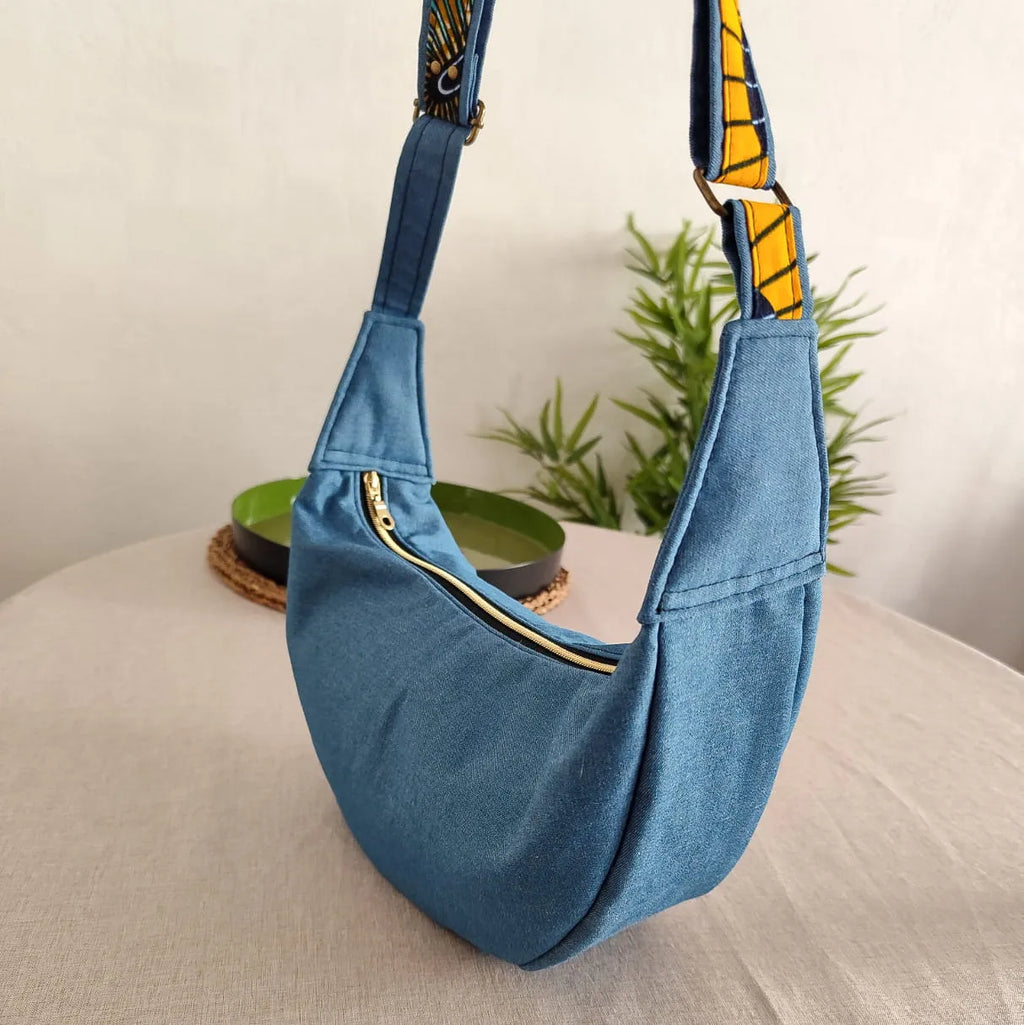 Sac demi lune en denim bleu et tissu wax motif ethnique jaune