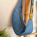 Sac demi lune en denim bleu et tissu wax motif ethnique jaune