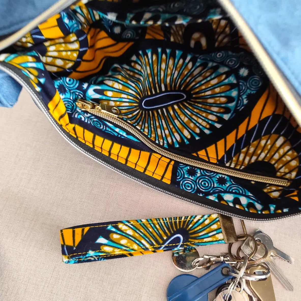 Sac demi lune en denim bleu et tissu wax motif ethnique jaune