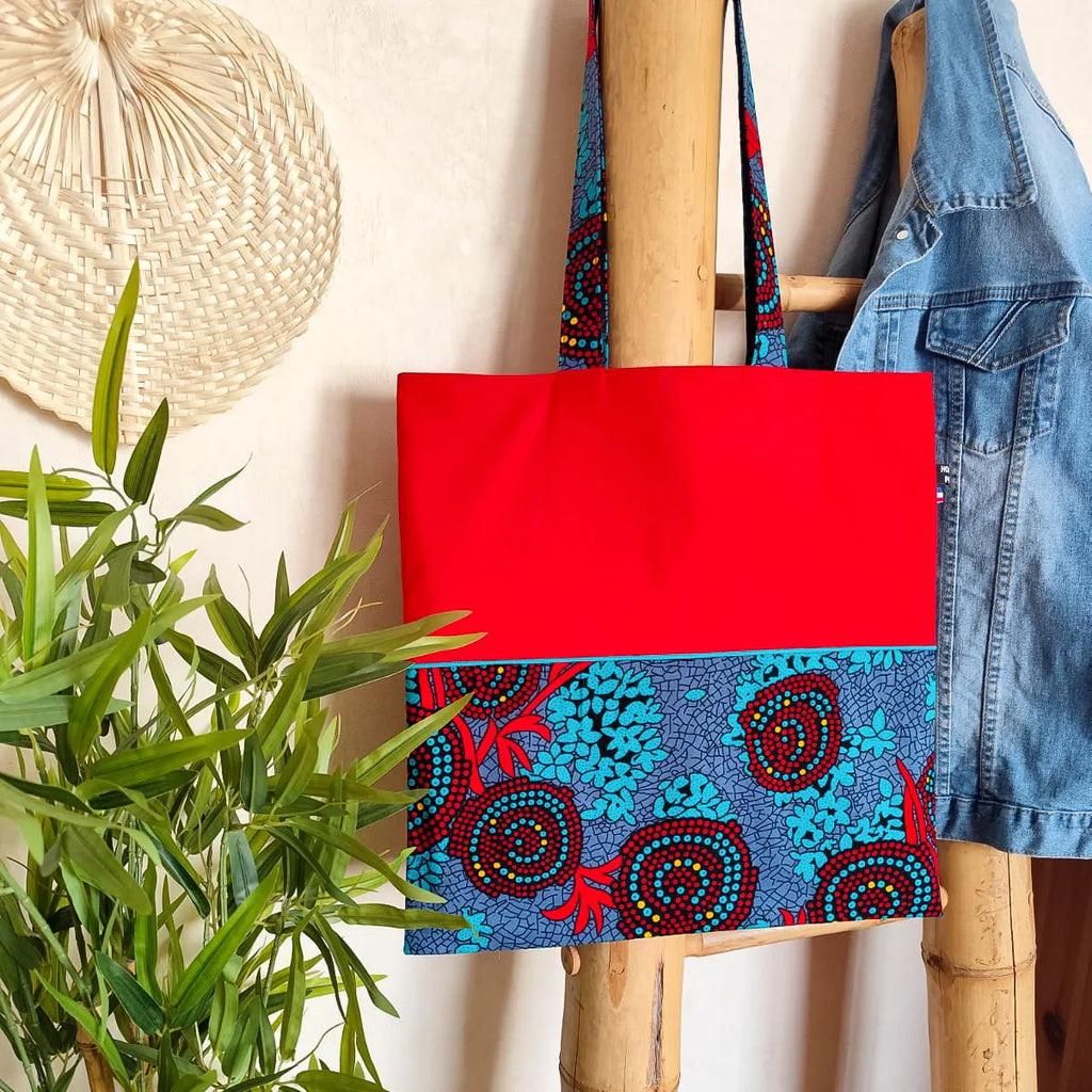 Tote bag en tissu moitié uni rouge et moitié tissu Wax bleu