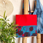 Tote bag en tissu moitié uni rouge et moitié tissu Wax bleu