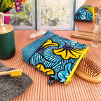 Trousse de toilette en suédine et tissu Wax « Fleurs de Mariage » bleu jaune - Hop Ho Pop's
