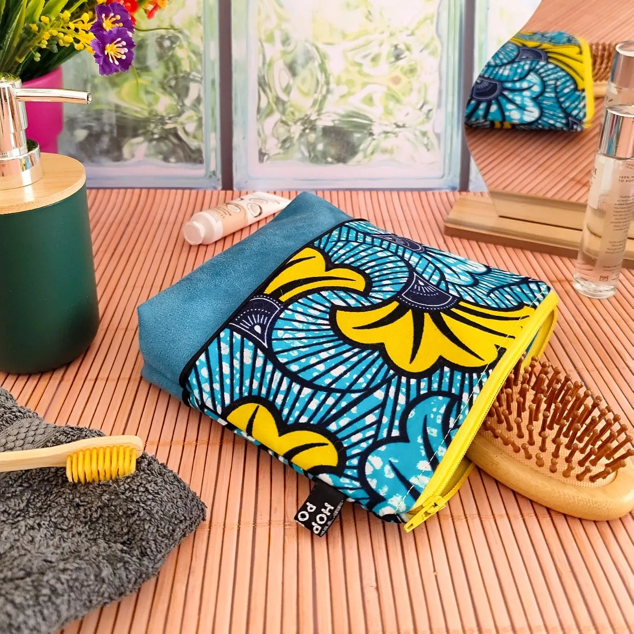 Trousse de toilette en suédine et tissu Wax « Fleurs de Mariage » bleu jaune - Hop Ho Pop's