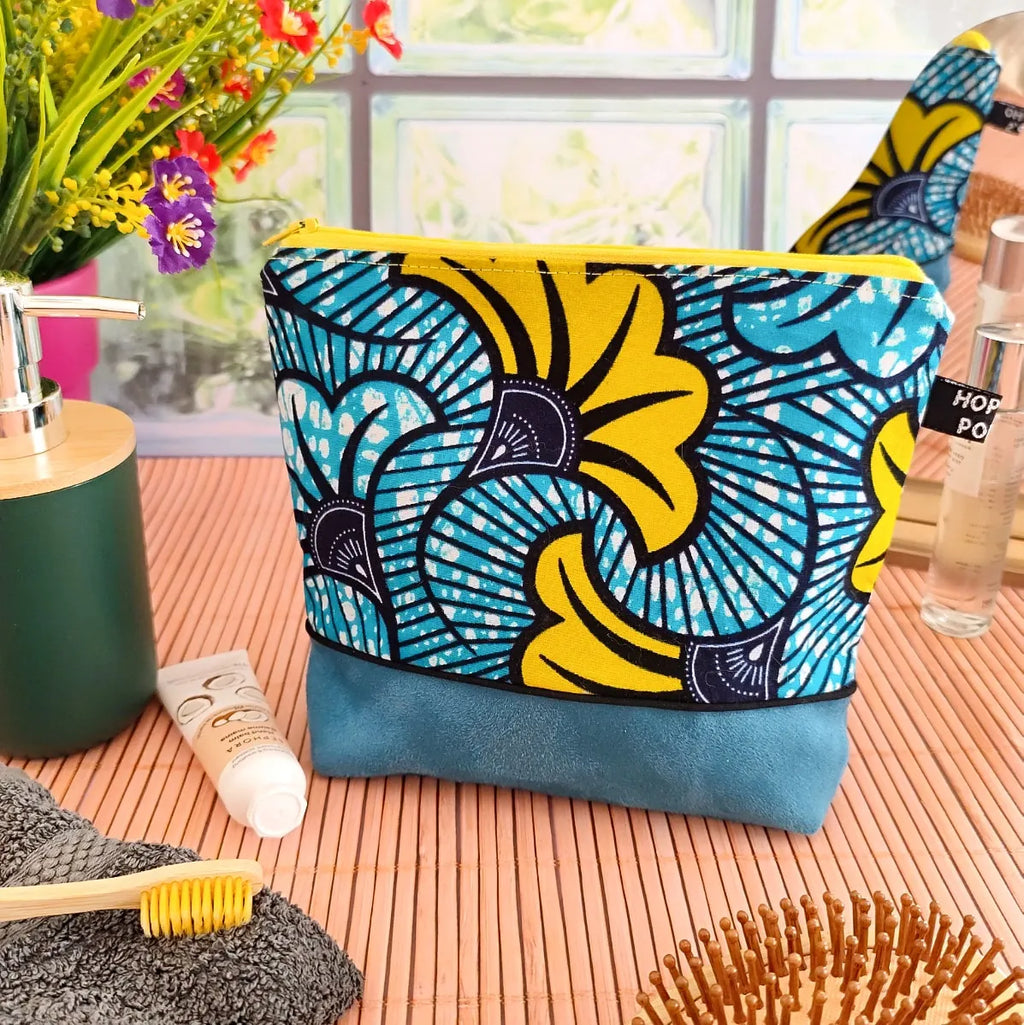 Trousse de toilette en suédine et tissu Wax « Fleurs de Mariage » bleu jaune - Hop Ho Pop's