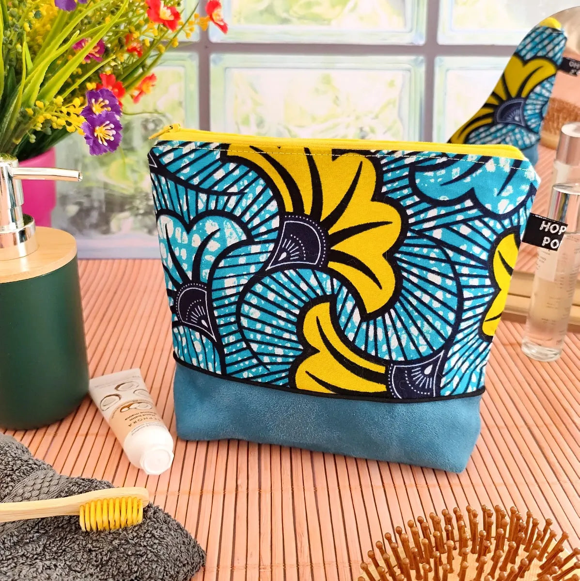 Trousse de toilette en suédine et tissu Wax « Fleurs de Mariage » bleu jaune - Hop Ho Pop's